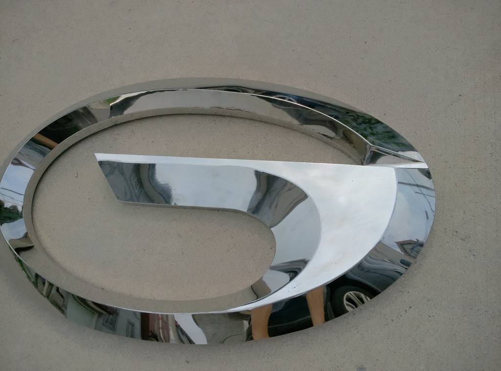 汽車(chē)車(chē)標(biāo)電鍍4